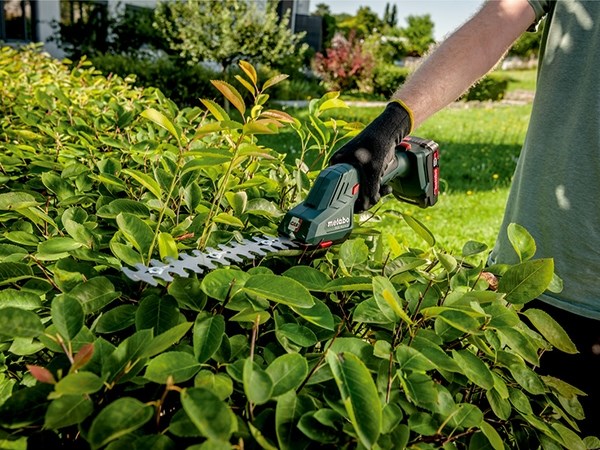 metabo {美達寶} SGS 18 LTX Q 18V充電式手持草坪修剪機【單主機】,電動工具