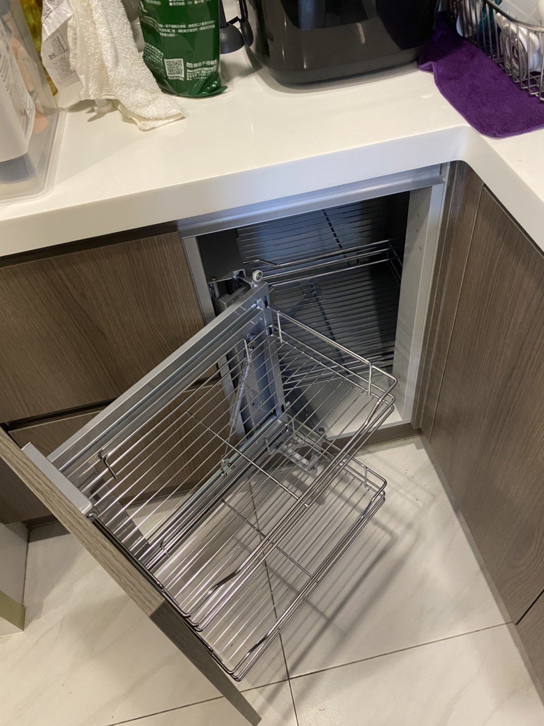 籃子材質分黑鐵(鐵鍍鉻)、白鐵(不銹鋼)