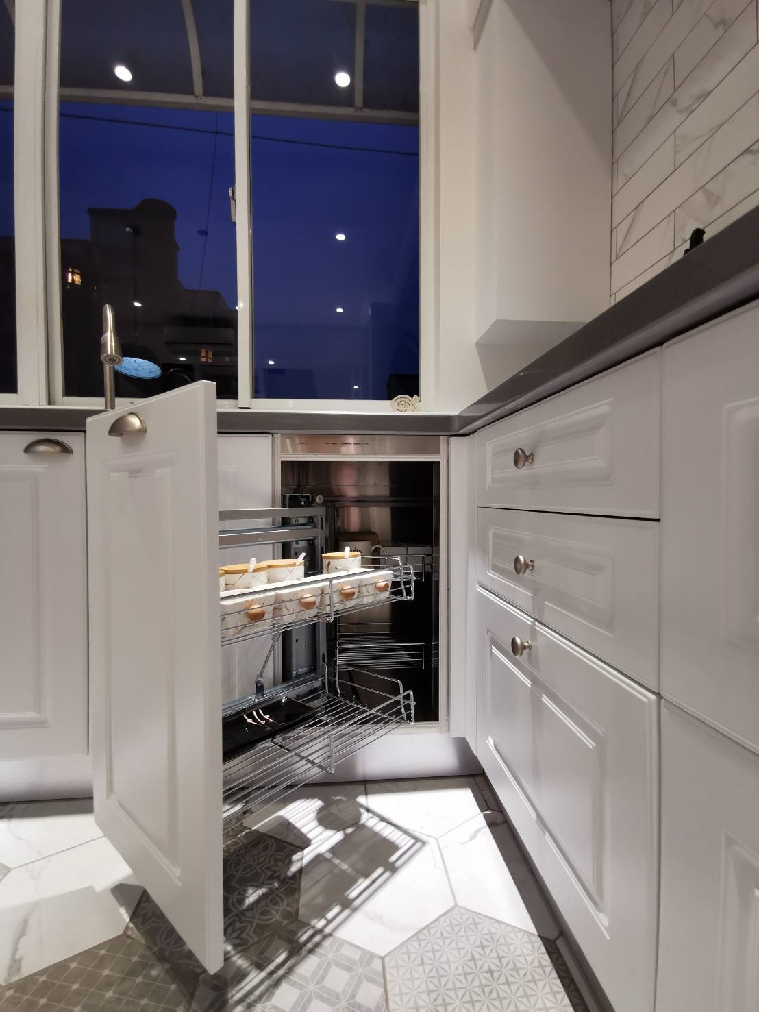 籃子材質分黑鐵(鐵鍍鉻)、白鐵(不銹鋼)