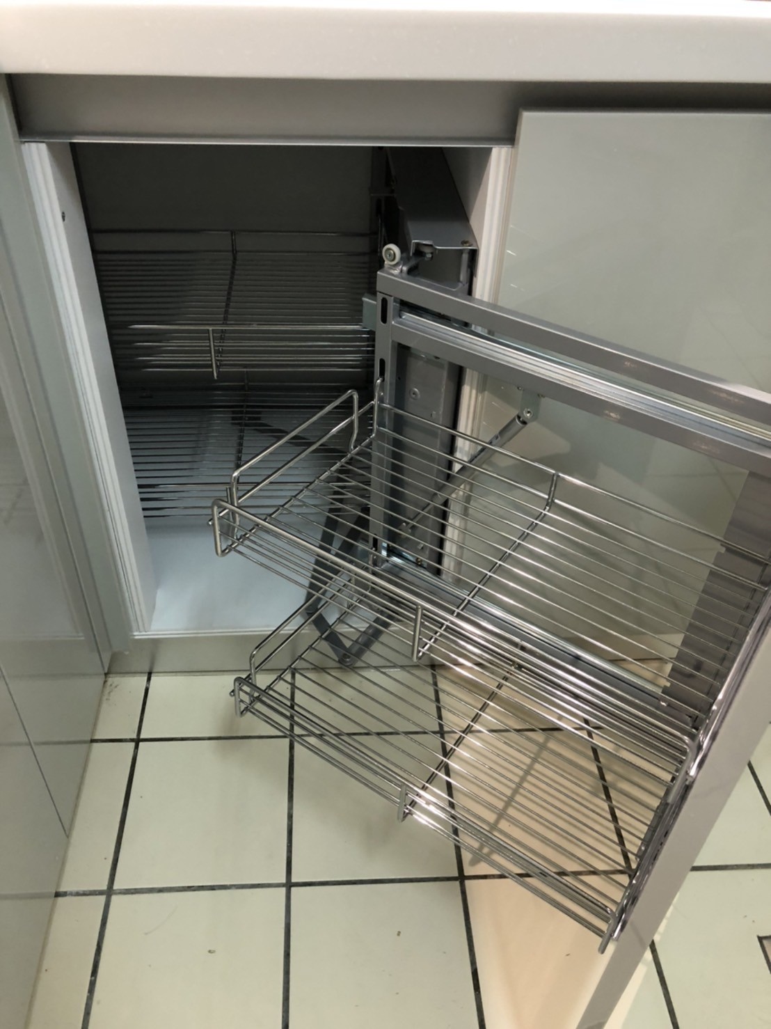 籃子材質分黑鐵(鐵鍍鉻)、白鐵(不銹鋼)