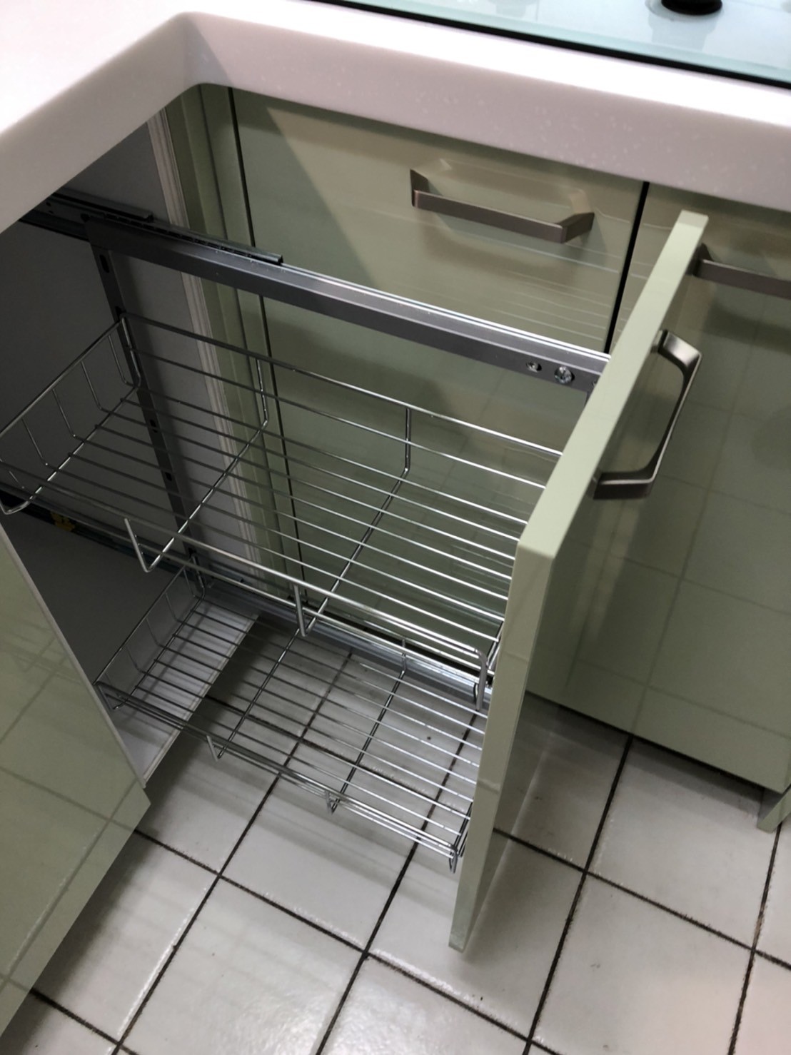 籃子材質分黑鐵(鐵鍍鉻)、白鐵(不銹鋼)