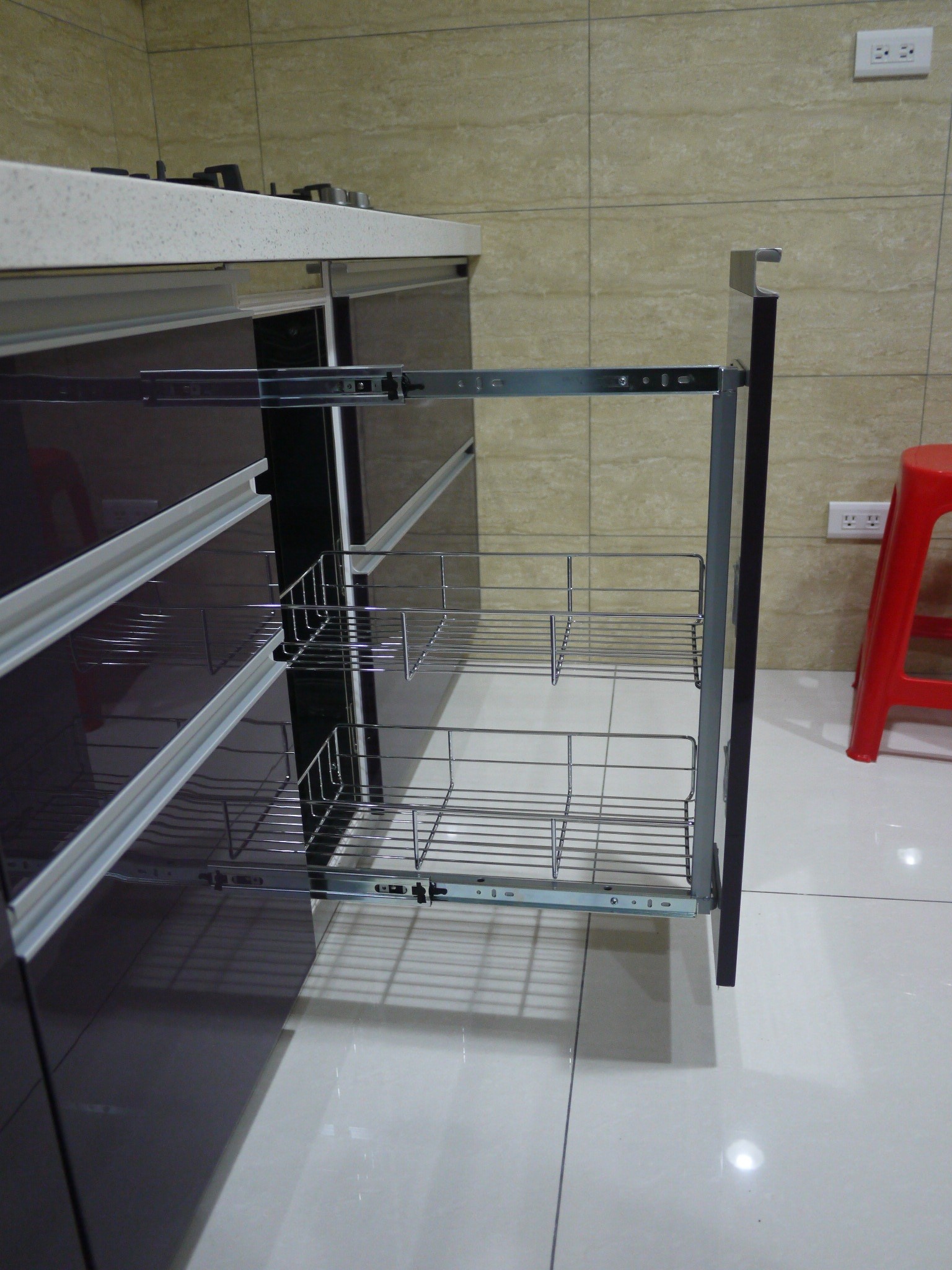 籃子材質分黑鐵(鐵鍍鉻)、白鐵(不銹鋼)