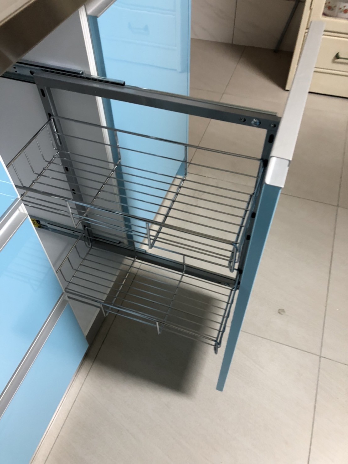 籃子材質分黑鐵(鐵鍍鉻)、白鐵(不銹鋼)