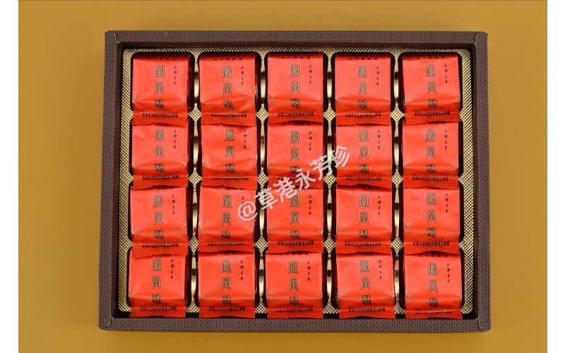 精選高級鳳梨果醬.並融入進口頂級奶油.皮酥香鬆.低糖不膩口.風味絕佳.送禮首選 最好吃鳳梨酥在草港永芳珍餅行70年的口碑