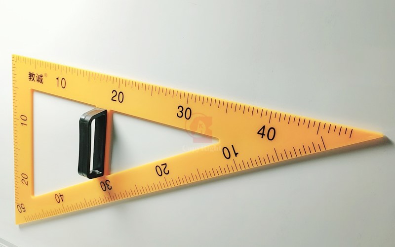 Set Square with Removable Handle and Magnetic 磁性，塑膠製，2支入 等腰三角形(長51cm) 直角三角形(長59cm) 三邊有刻度