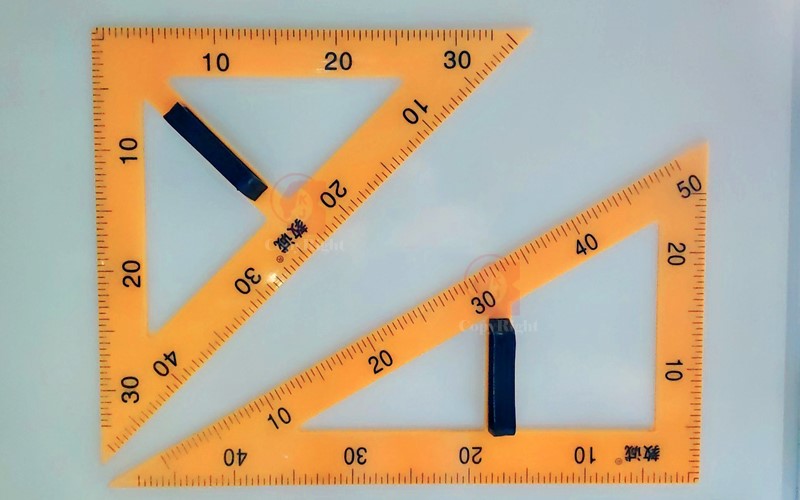 Set Square with Removable Handle and Magnetic 磁性，塑膠製，2支入 等腰三角形(長51cm) 直角三角形(長59cm) 三邊有刻度