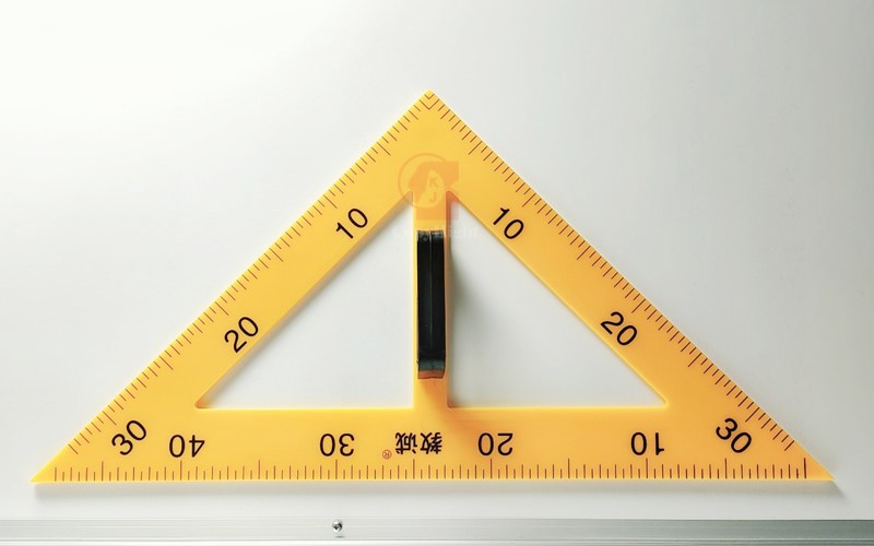 Set Square with Removable Handle and Magnetic 磁性，塑膠製，2支入 等腰三角形(長51cm) 直角三角形(長59cm) 三邊有刻度
