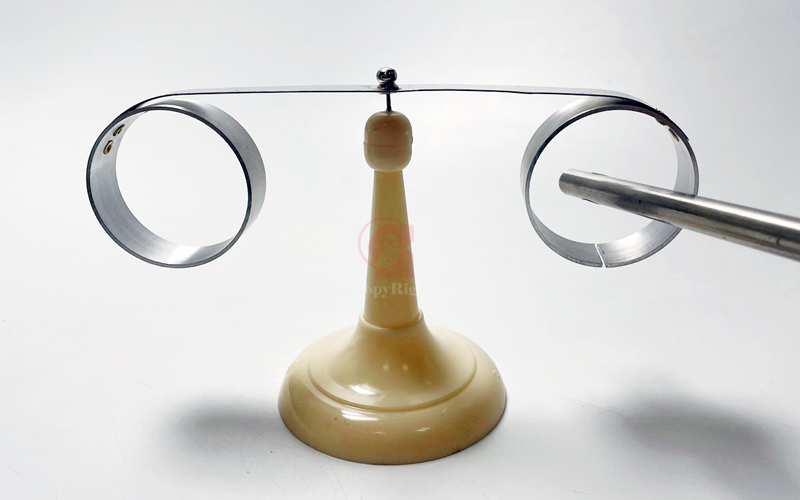 冷次定律實驗器,Lenz' Law Apparatus,愣次定律,楞次定律,ψ50mm,開口及閉合鋁環各1,塑膠成型台1個,強力棒磁鐵1支,A13-083,