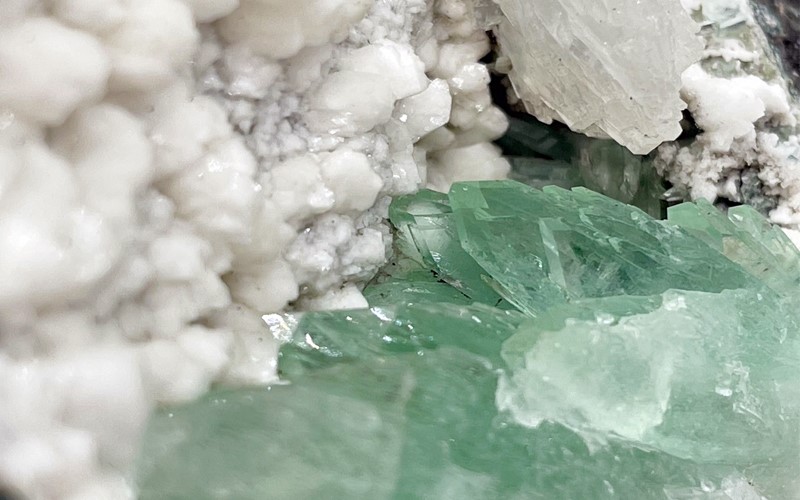 綠色魚眼石,Apophyllite with Stilbite & Calcite,綠魚眼石沸石,方解石,共生礦,原礦型態蛋形剖面,產地印度,尺寸：4X3X6cm,國教儀器