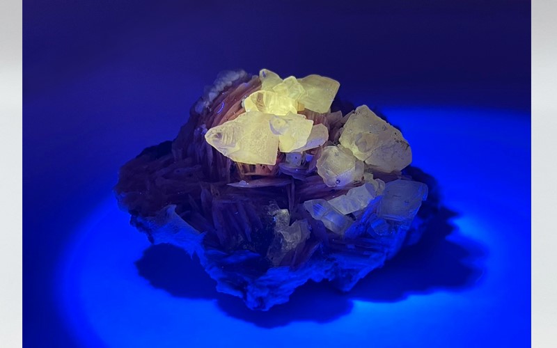 紫光燈下的粉重晶、黃色螢光白鉛礦與方鉛礦共生礦,Cerussite with Barite, Galena ,Morocco,國教儀器