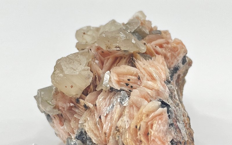 片狀粉重晶、白鉛礦與方鉛礦共生礦,Cerussite with Barite, Galena ,Morocco,國教儀器