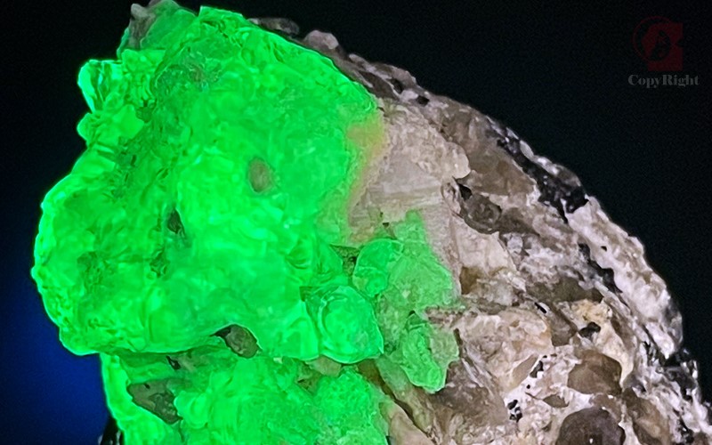 納米比亞玉滴石共生礦,Fluorescent Hyalite Opal  with Black Tourmaline,玻璃蛋白石,黑璧璽,茶晶,共生原礦,水晶,礦物,礦石,標本,螢光反應亮綠色,國教儀器