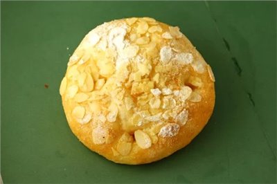 裕毛屋自製【卡士達杏仁片麵包】(蛋奶素)