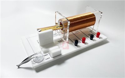 精密型電流天平,Precision Current Balance,基座上有線管,砝碼盒(含砝碼)及夾槽,水平刻劃板,防風罩,接線端子,空心螺線管繞漆包線600匝,A13-122-1,精密型電流天平