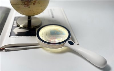 LED附燈放大鏡(雙鏡),Lighted LED Magnifier,2.1X/4.5X,手持式光源放大鏡,鏡片光學級壓克力鏡片,A10-011-09a,國教儀器