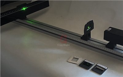 新型干涉與繞射實驗器,Interference and Diffraction of Light Experiment,光學軌道 100cm Optics Track,狹縫片 Slits ,綠光雷射 532nm Green Laser,圓孔光柵片,光柵片500lines grating sheet,國教儀器,A10-070