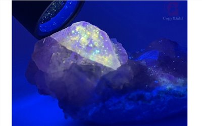 新疆油膽螢石,Xinjiang Petroleum Fluorite,新疆螢石(油膽),礦物 礦石 標本,產地中國新疆,螢光效應螢石紫色,油膽物質黃白色螢光,國教儀器礦石礦物