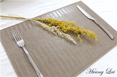 米色鱷魚紋皮製餐桌墊