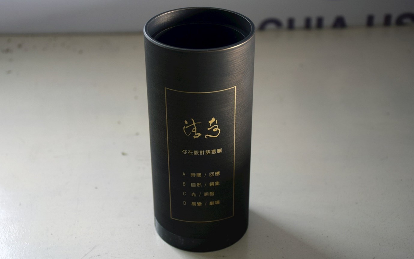 金屬籤筒加工後，字體呈現黃銅色澤，質感滿分