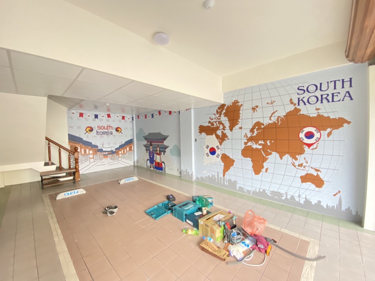 宜蘭羅東驛MOTEL｜大寬幅防焰壁布｜客製化彩噴｜皇統數位科技