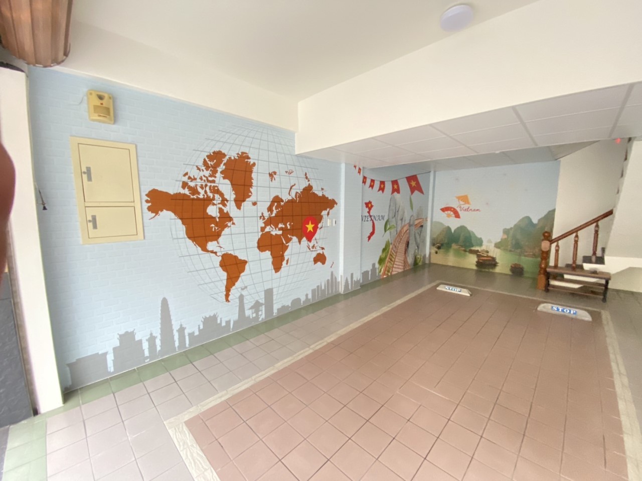 宜蘭羅東驛MOTEL｜大寬幅防焰壁布｜客製化彩噴｜皇統數位科技