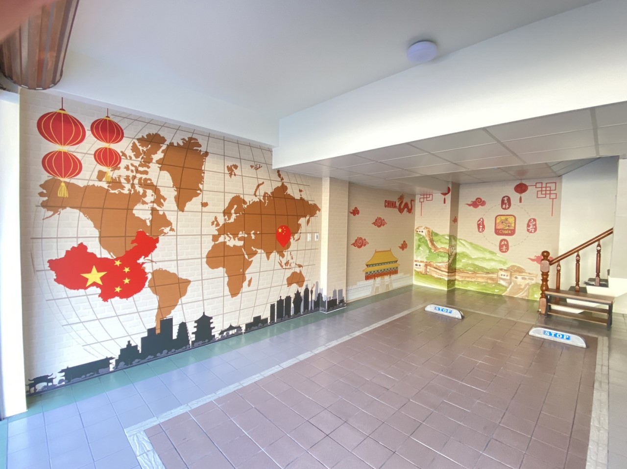 宜蘭羅東驛MOTEL｜大寬幅防焰壁布｜客製化彩噴｜皇統數位科技