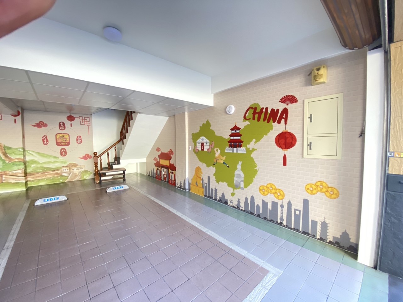 宜蘭羅東驛MOTEL｜大寬幅防焰壁布｜客製化彩噴｜皇統數位科技