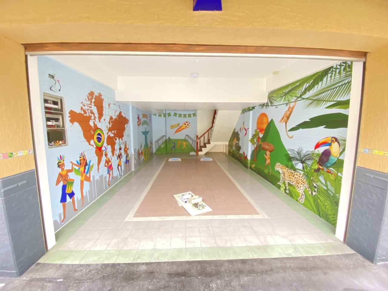 宜蘭羅東驛MOTEL｜大寬幅防焰壁布｜客製化彩噴｜皇統數位科技