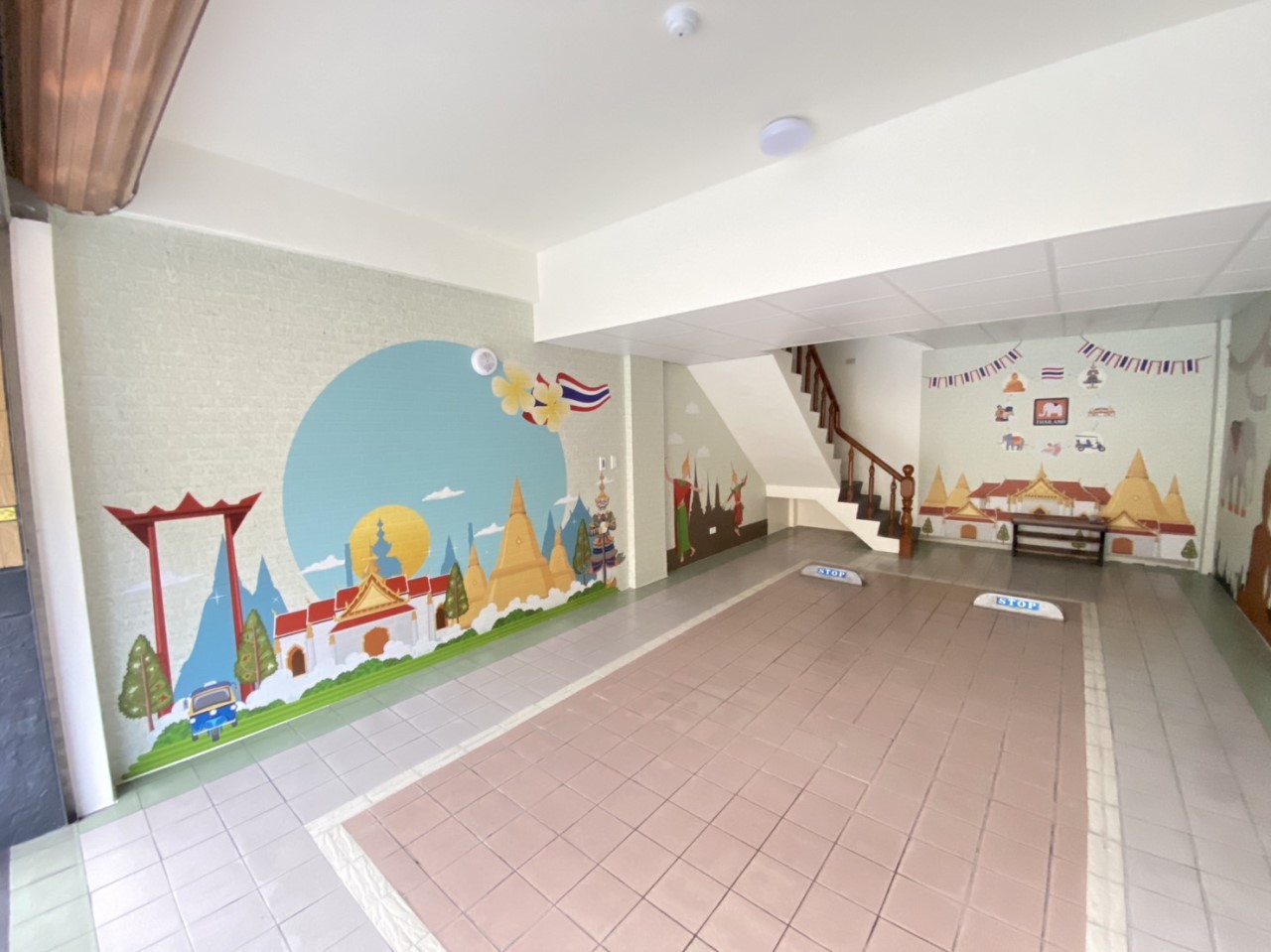 宜蘭羅東驛MOTEL｜大寬幅防焰壁布｜客製化彩噴｜皇統數位科技