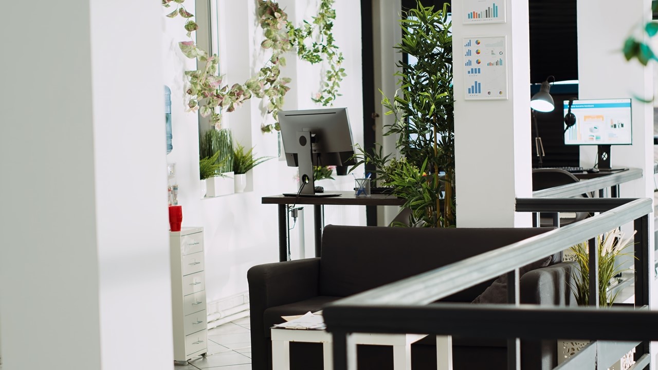 小型辦公室設計可以採開放式的空間設計，讓辦公室空間更加開闊，提高員工之間的溝通和合作。