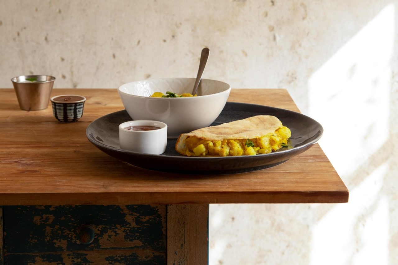 侘寂風講究與自然的連結，像木材、石材、棉麻等，是侘寂風設計中不可或缺的元素，保留了自然的紋理和不完美