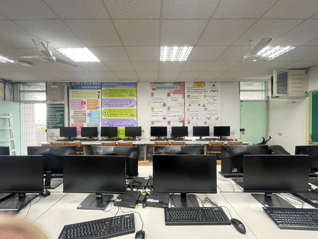 五股國中 資訊電腦教室｜彩噴捲簾 噴圖捲簾 校園遮光遮陽【皇統數位科技】