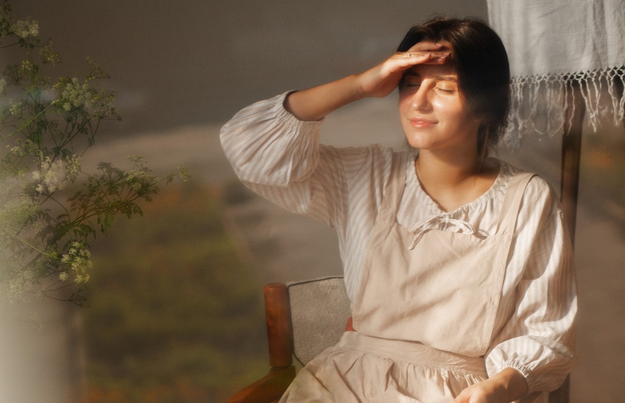 侘寂風的空間經常透過光影變化來營造豐富的層次感,譬如讓陽光透過木格窗或窗紗,映射在牆面上,留下自然的陰影