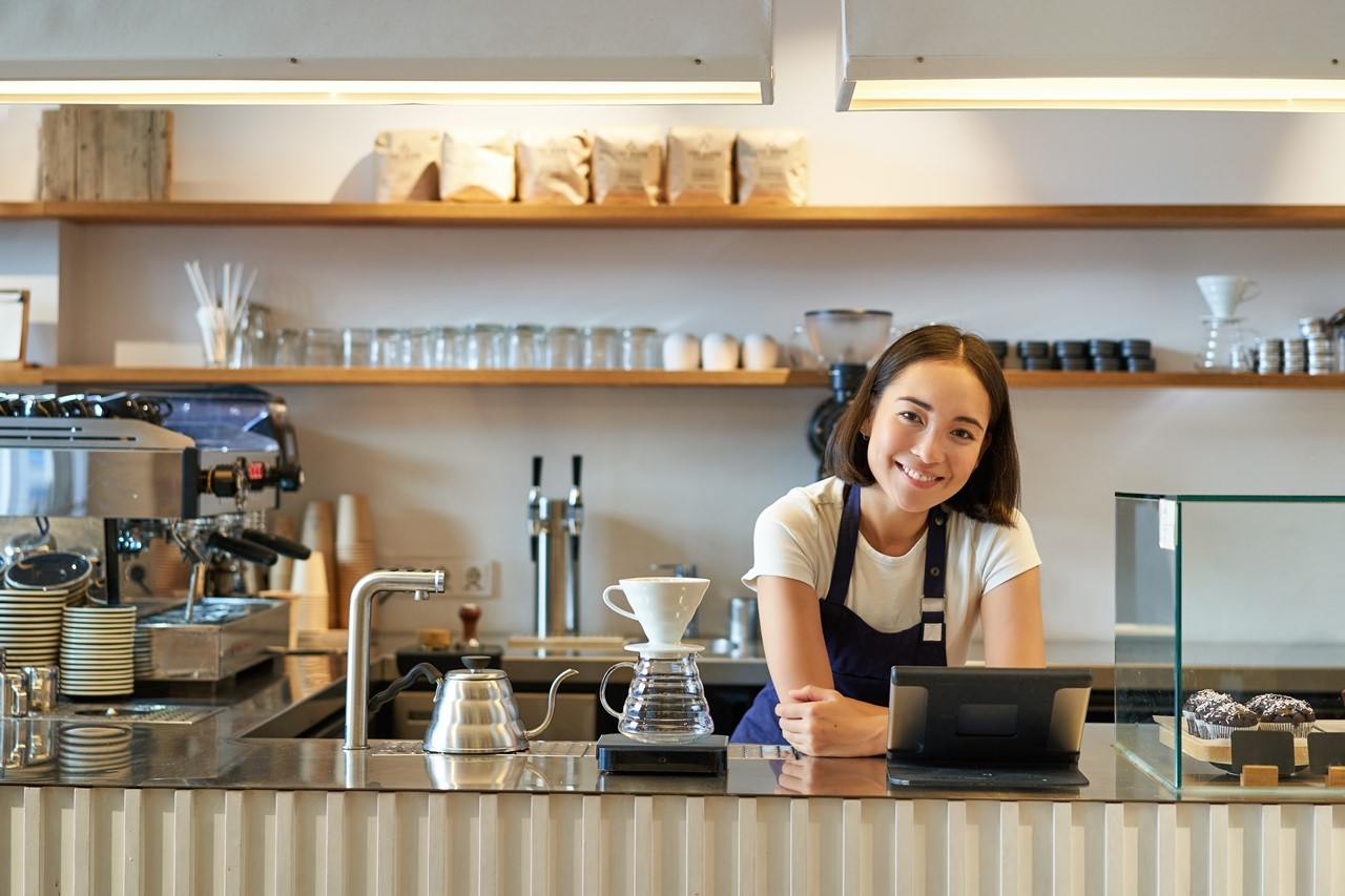 光線是店面裝潢細節，黃光能營造溫馨舒適感；自然光讓顧客感覺清新活潑。