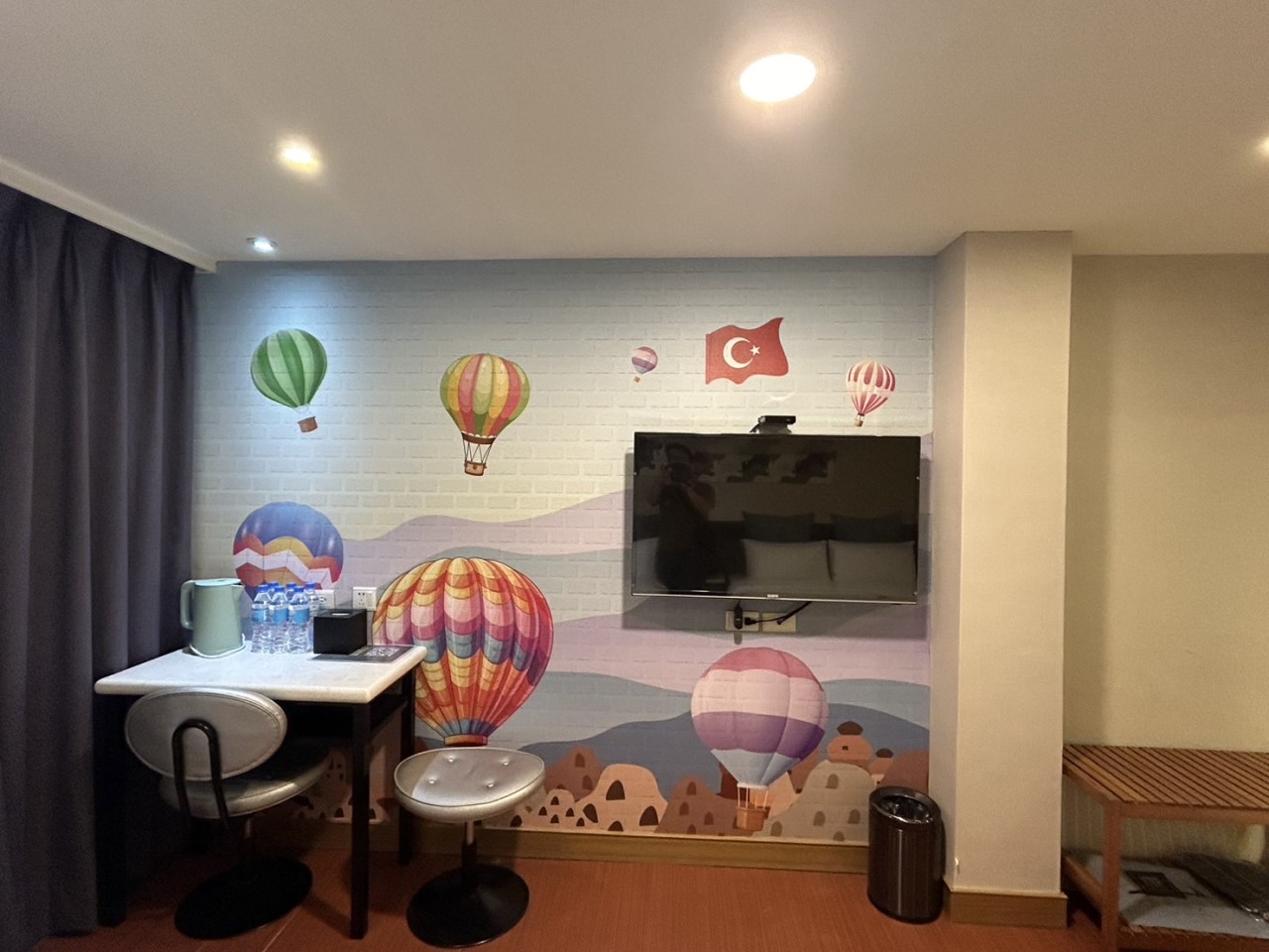淡水長緹海景飯店｜大寬幅防焰壁布｜客製化彩噴｜皇統數位科技